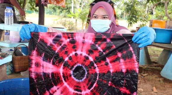 teknik membuat batik ikat celup