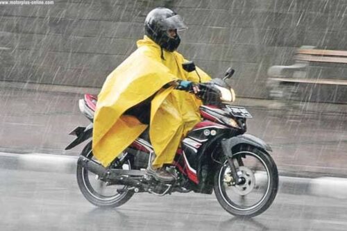 bahaya memakai jas hujan ponco